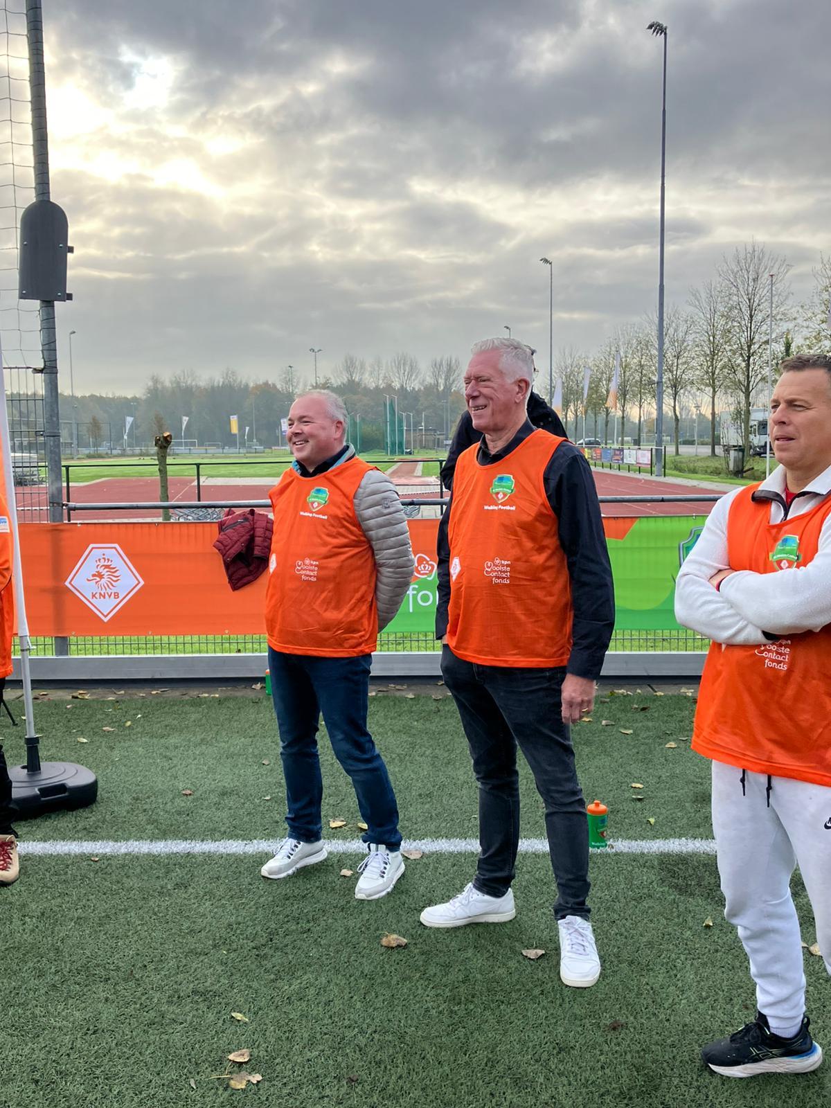 Wethouder de Gier neemt deel aan een sportactiviteit voor senioren