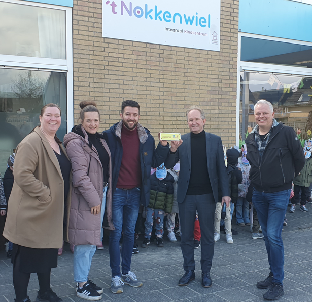 Wethouder Japenga reikt certificaat ‘School op Seef’ uit aan OBS ’t Nokkenwiel