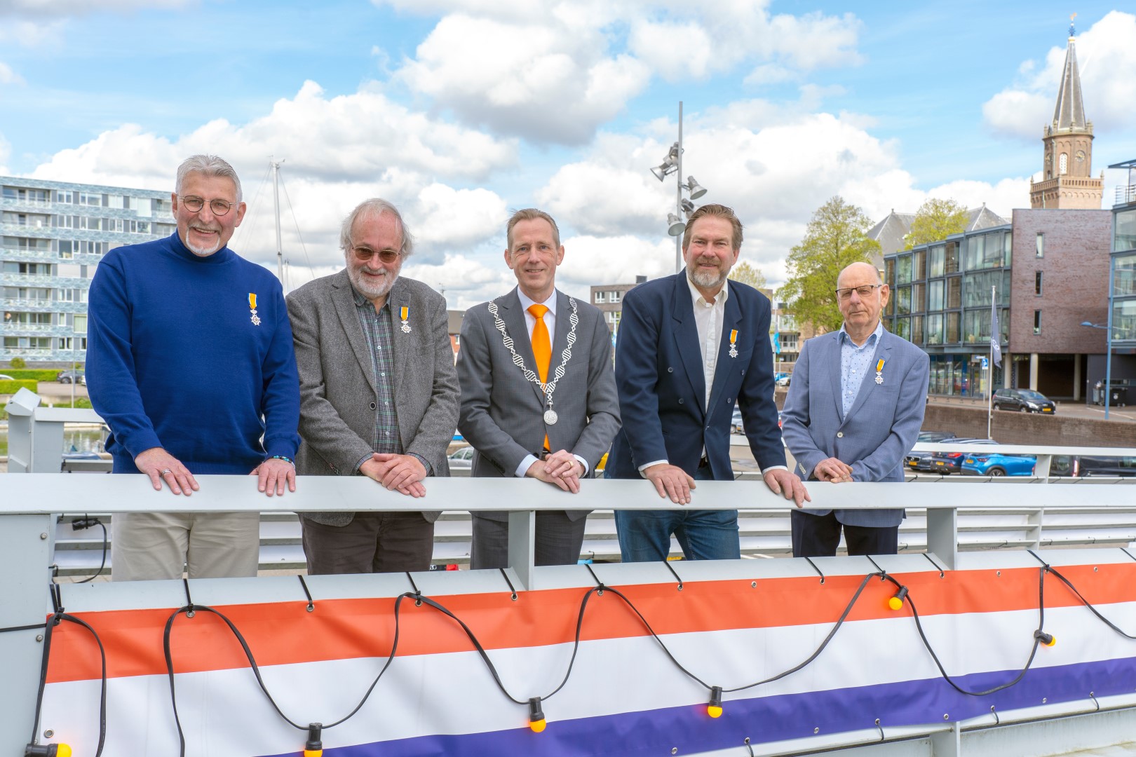 De gedecoreerden samen met burgemeester Jan Willem Boersma