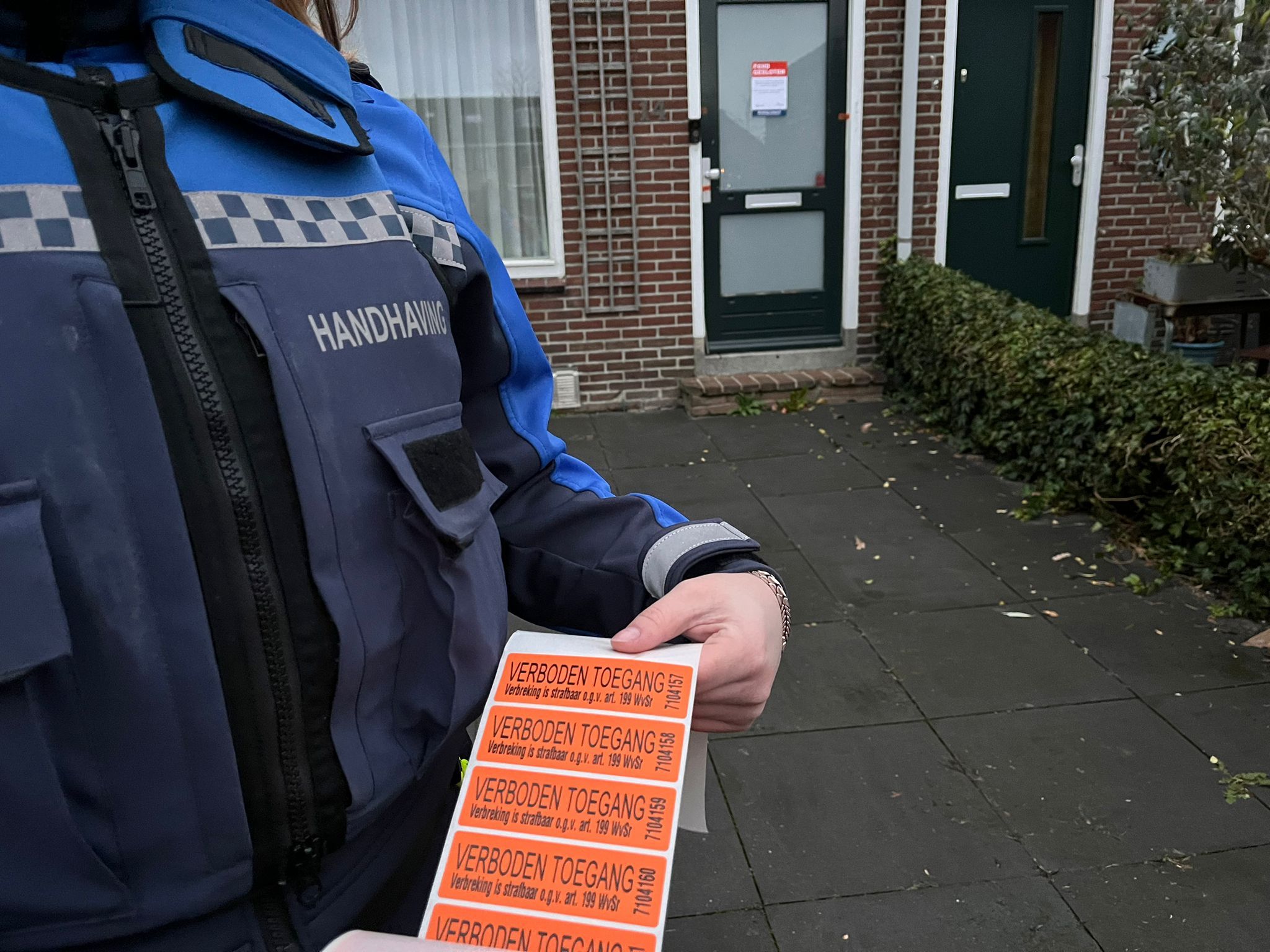 Handhaving met de stickers om de woning af te sluiten. 