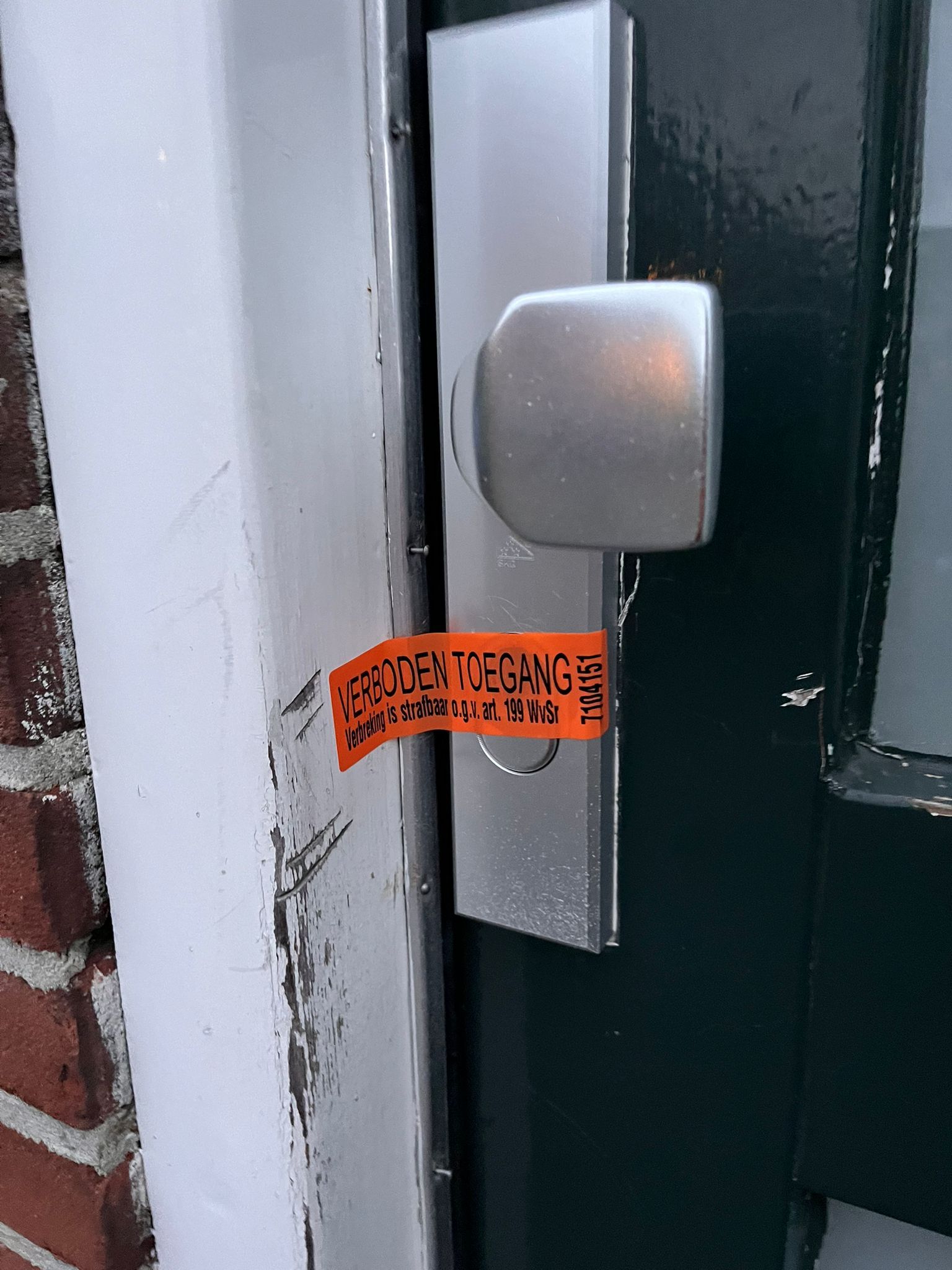Stick op deur met de tekst 'Verboden toegang'