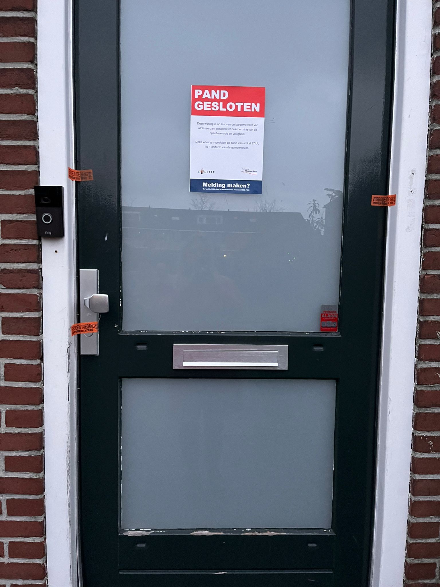 Voordeur met plakkaat 'Pand gesloten'