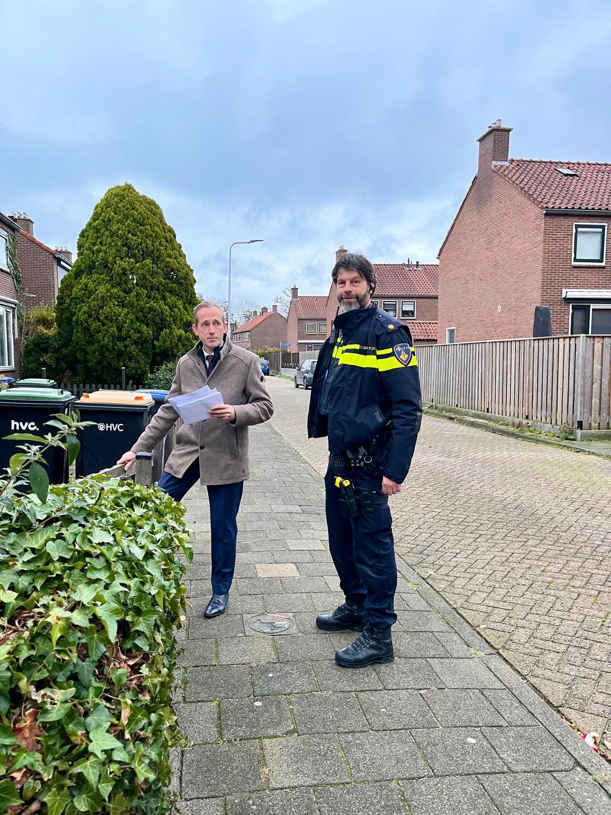 Burgemeester Boersma bezorgt brieven bij omwonenden