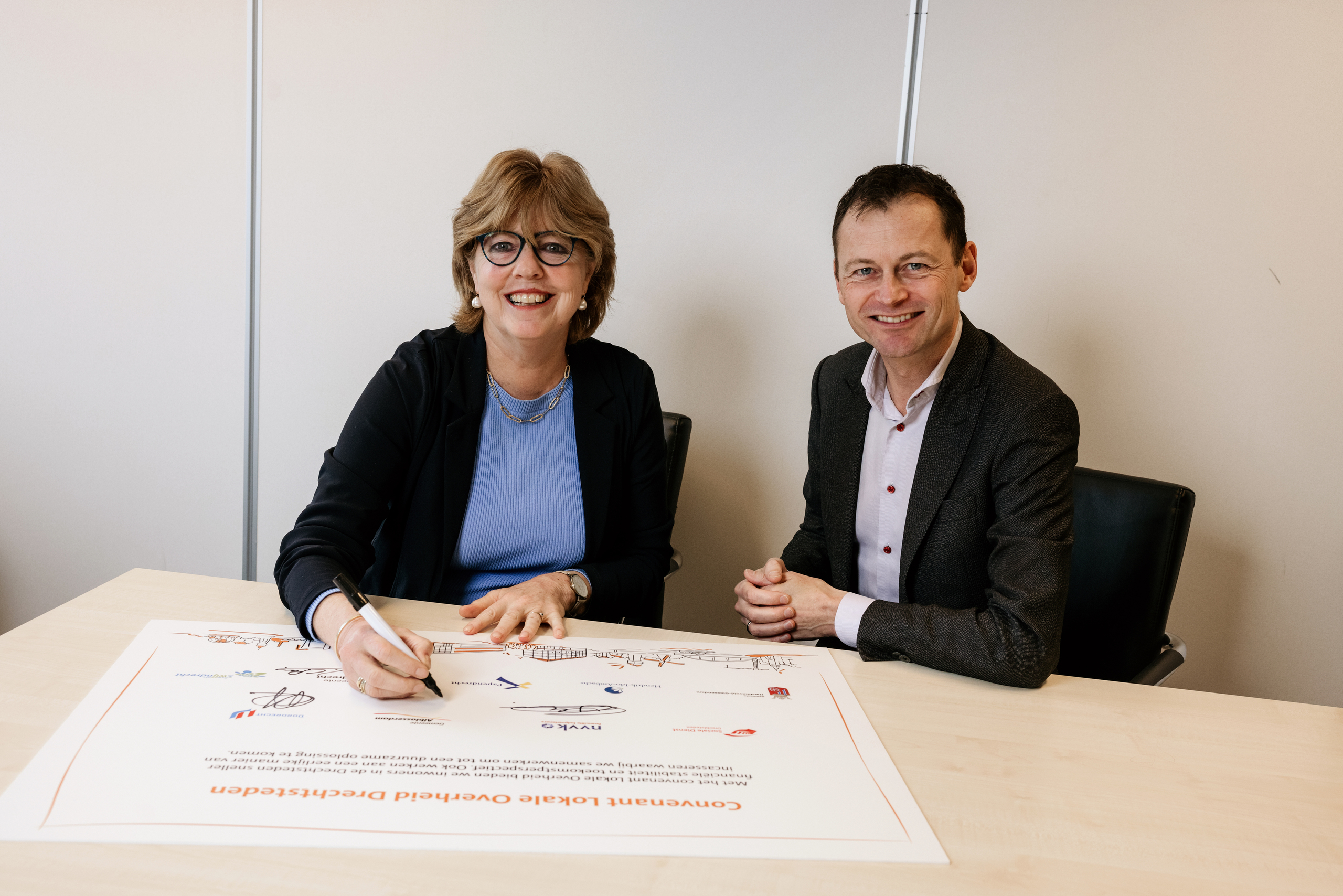 Wethouder Margreet de Deugd ondertekent NVVK convenant voor schuldenrust