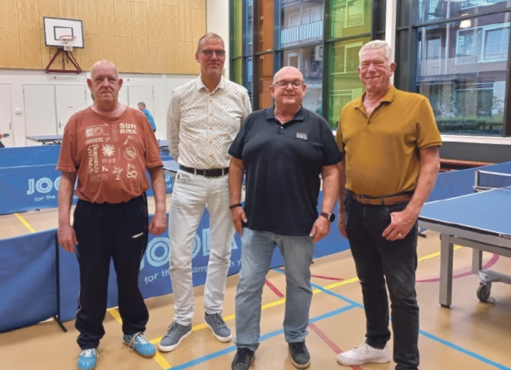 Wethouder Freek de Gier (rechts) op bezoek bij het bestuur van TTVA (Peter Houmes, Wim Verschoor en Henk Mes).