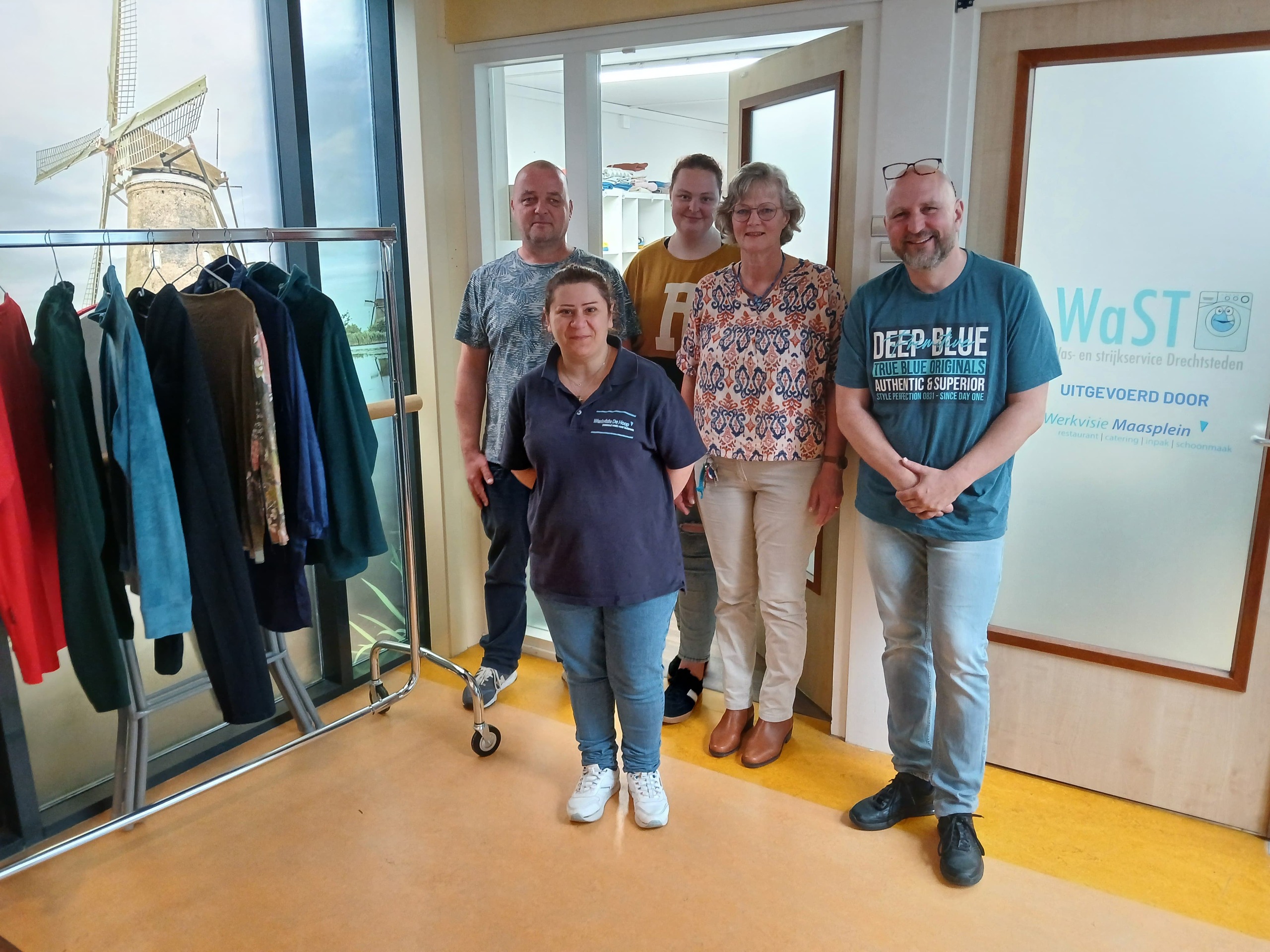 Medewerkers van de was- en strijkservice in MFC Maasplein