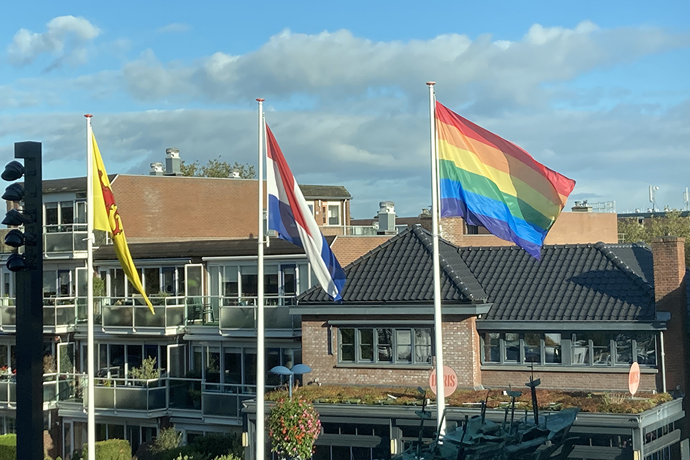 Alblasserdamse vlag, Nederlandse vlag en regenboogvlag op een rij