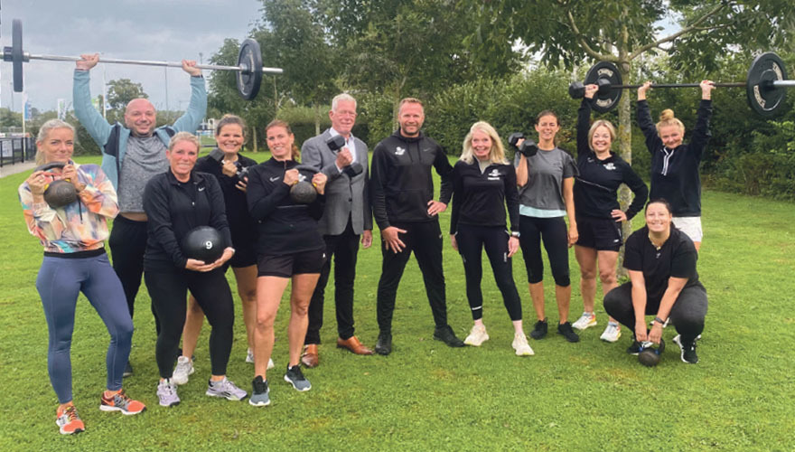 Wethouder Freek de Gier op bezoek bij Gerard Schoonewil en enkele sporters van Fit-Everywhere.