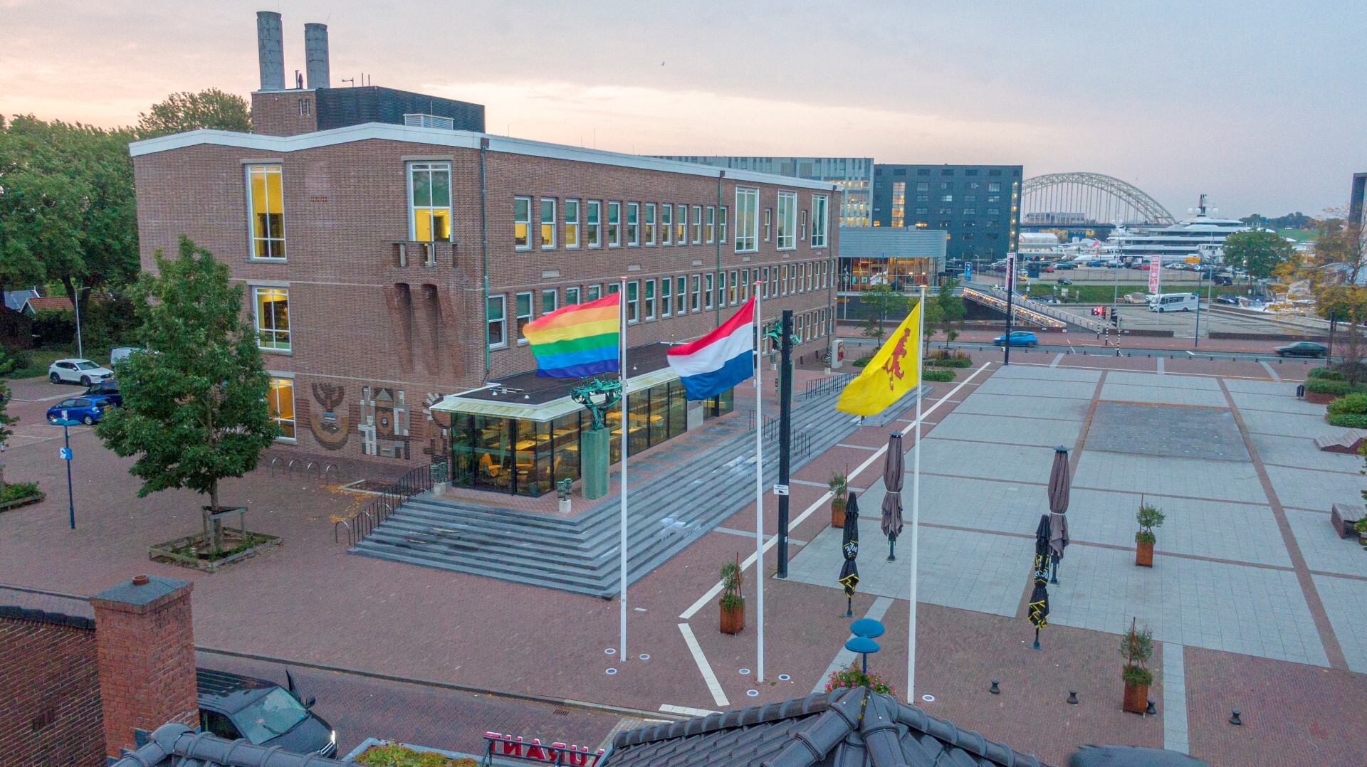 LHBTIQ+ vlag bij gemeentehuis