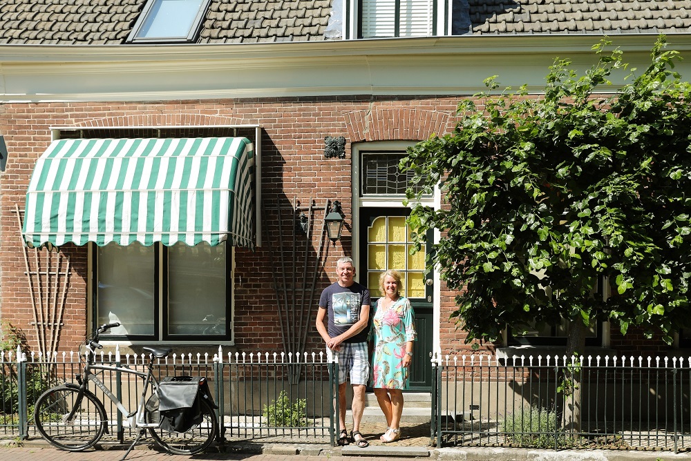 Ton en Hennie Kroeze voor hun huis