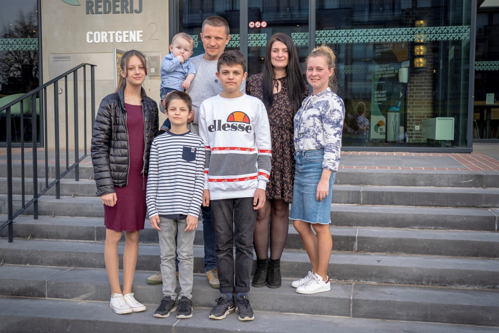 De familie Lysytski-Lysytska met Mariska Gerrets van het gastgezin op het bordes van het gemeentehuis