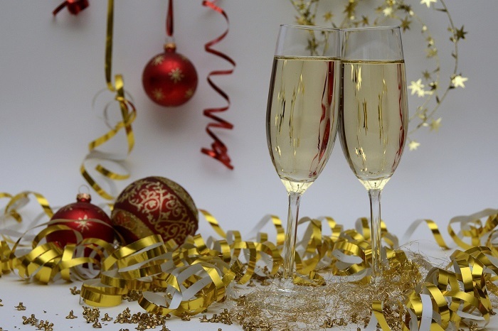 Afbeelding champagneglazen en kerstballen webformaat